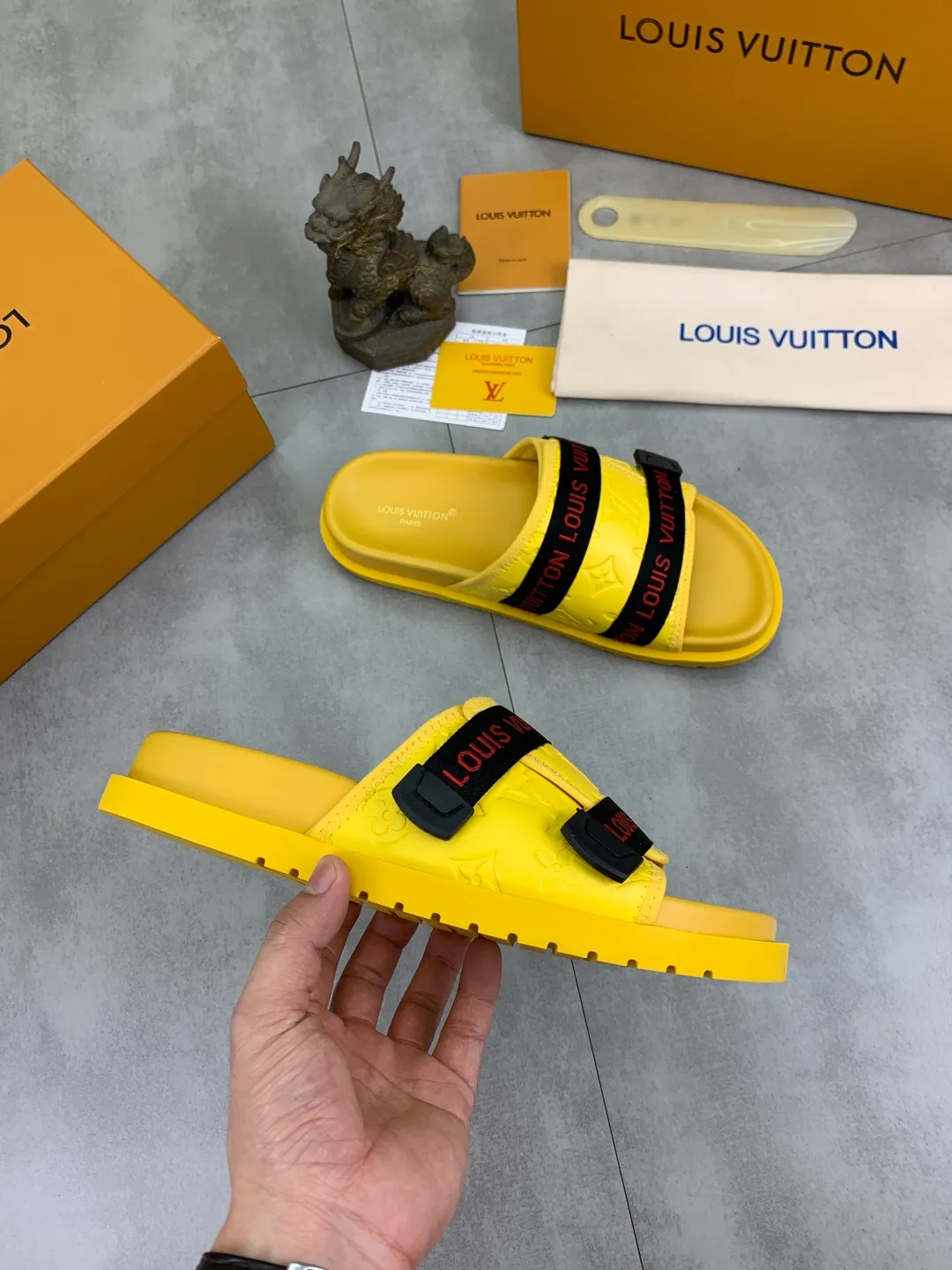 Men's shoes 💰P320💰【New style】🆘 Original quality 【LOUIS VUITTON】The popular Louis Vuitton LV men's slippers on the official website are on sale simultaneously! Original fabric imported from Italy, original factory special supply, code number: 38-44 (45 customized), many colors available